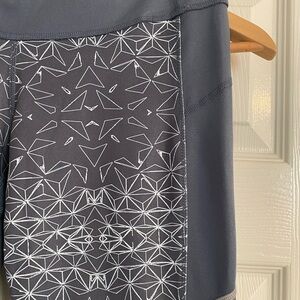 Sugoi NWOT Geometric Patterned Gray Leggings size Lg